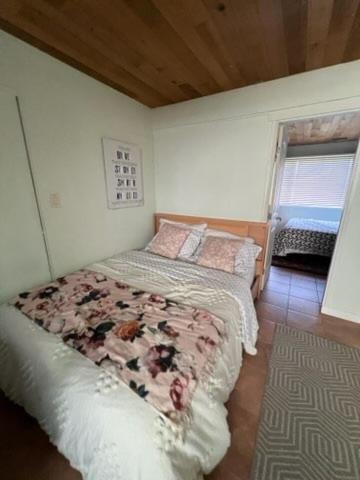 Guesthouse In Уест Ванкувър Екстериор снимка