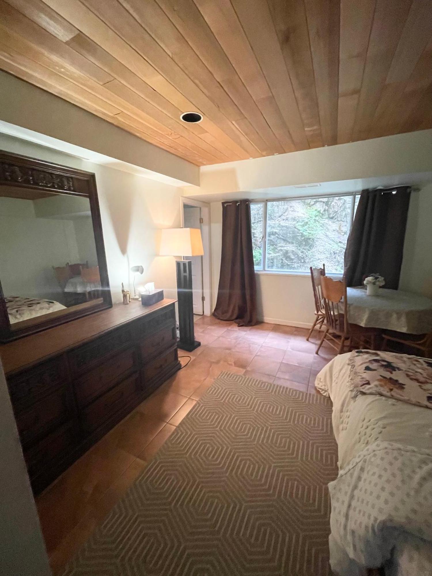 Guesthouse In Уест Ванкувър Екстериор снимка